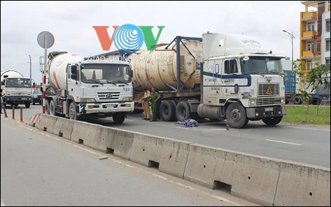 Nhiều lần tự tử không thành, người đàn ông tìm chết bằng cách lao vào xe đầu kéo ảnh 1