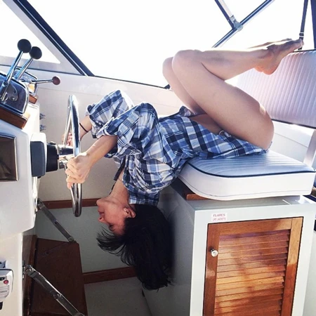 Đôi khi sự tập luyện thái quá của Hilari, ngay cả trên máy bay khiến mọi người khó chịu.