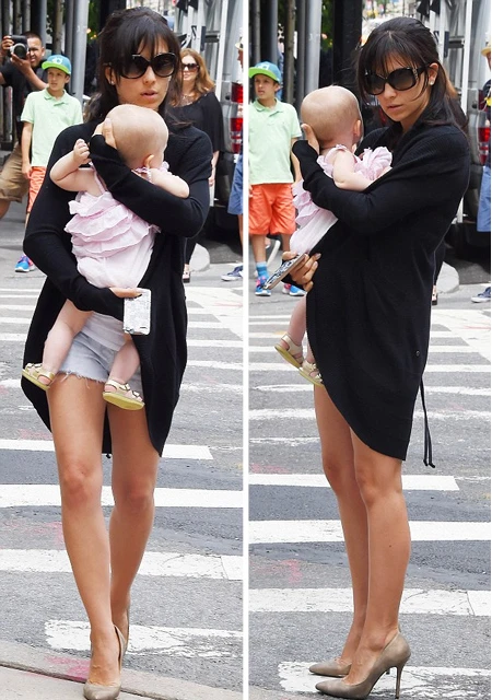 Nhờ tập luyện yoga thường xuyên, Hilaria sở hữu dáng vóc đẹp và gợi cảm.