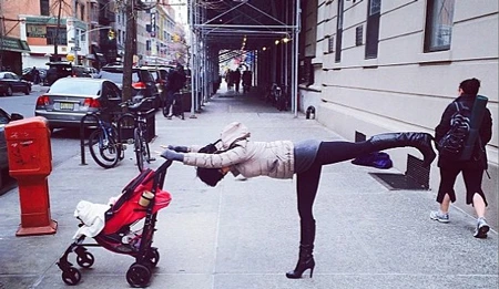 Hilari xuống cầu thang cũng không giống một người bình thường