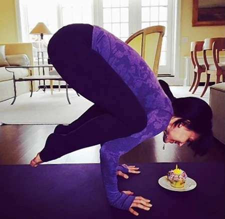 Ngay cả khi ăn bánh ngọt, Hilaria cũng tranh thủ biểu diễn...