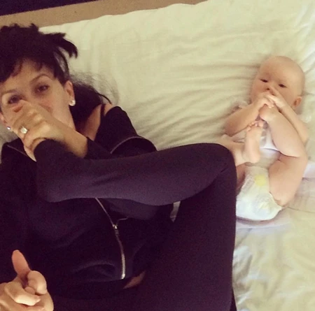 Cô con gái nhỏ xinh cũng thường xuyên xuất hiện trong những bức ảnh của mẹ ruột.