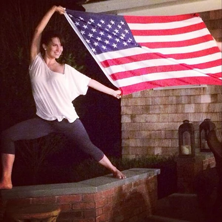 Người đẹp 30 tuổi <a href='https://plo.vn/xem-nghe-doc/' title='đọc báo'>đọc báo</a> và sưởi nắng theo phong cách riêng.