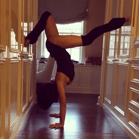 Hilari xuống cầu thang cũng không giống một người bình thường