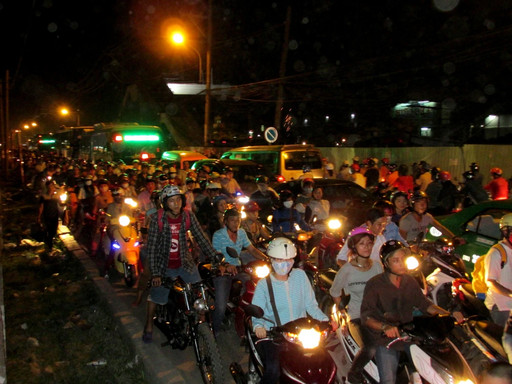 Xe kẹt cứng hàng km trên đường Kha Vạn Cân ảnh 1