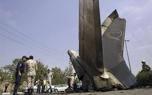 Hình ảnh thảm khốc hiện trường vụ rơi máy bay Iran-140 ảnh 1