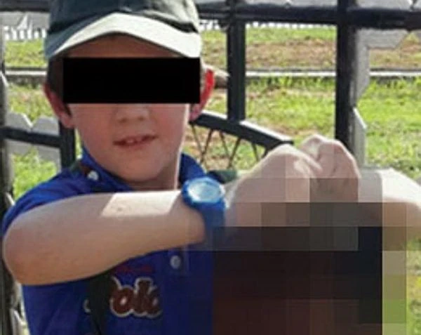 Thế giới sốc với bức ảnh cậu bé cầm thủ cấp binh sĩ Syria ảnh 1