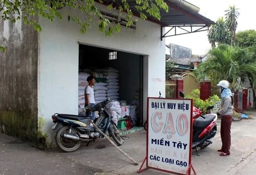 Cửa hàng gạo của anh Hiệu bị nhóm cướp dùng súng 'hỏi thăm'. Ảnh: Hoàng Trường