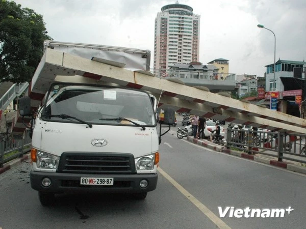 Xe biển Ngoại giao nhổ bật thanh chắn cầu vượt ảnh 2