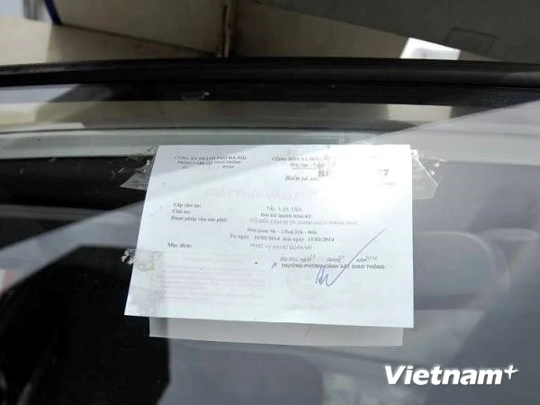 Xe biển Ngoại giao nhổ bật thanh chắn cầu vượt ảnh 3