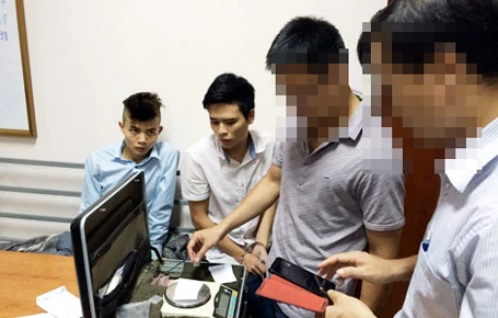 Lực lượng chức năng kiểm tra số tang vật thu giữ được trong đường dây của Dũng.