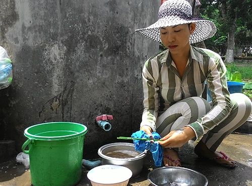 Rửa chén là một trong những công việc hàng ngày của Nguyên. Ảnh:Quốc Thắng P-20140828-105745-3334-1409443693.jpg