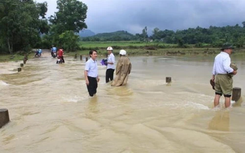 Cô gái trẻ quên mình cứu 2 em nhỏ bị nước lũ cuốn trôi ảnh 1
