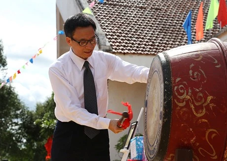Phó Thủ tướng Vũ Đức Đam đánh trống khai giảng năm học mới tại Trường THPT Pleiku, tỉnh Gia Lai. Ảnh: VGP/Đình Nam