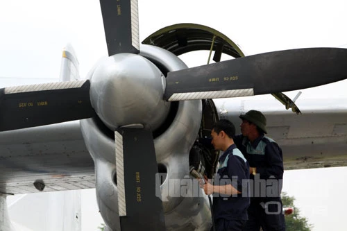 Chùm ảnh: Lính kỹ thuật chuẩn bị... thả 'chim sắt' lên trời ảnh 3