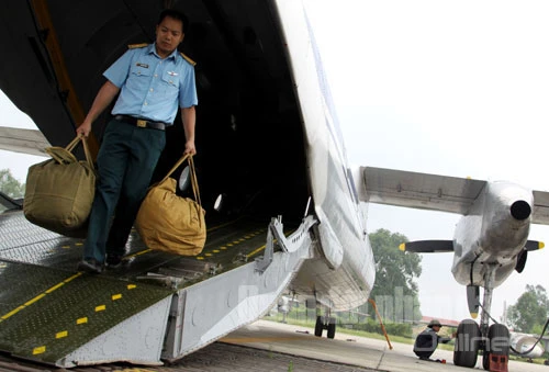 Chùm ảnh: Lính kỹ thuật chuẩn bị... thả 'chim sắt' lên trời ảnh 4