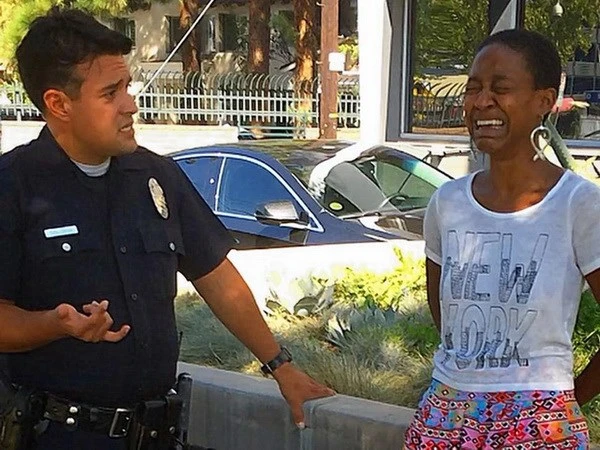 Hôn bạn trai da trắng, nữ diễn viên da màu bị còng tay vì nghi là... gái bán hoa ảnh 1