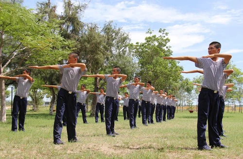 Nghe cán bộ nói về truyền thống của Quân đội, Quân chủng Hải quân và đơn vị. Tập thể dục buổi sáng là một trong những bài tập rèn sức khỏe đầu tiên để làm nền móng tập luyện sức khỏe đi biển sau này. Học gấp, xếp đặt nội vụ cá nhân là góp phần xây dựng đơn vị chính quy. Học cách trồng và chăm sóc rau xanh để tự bảo đảm, nâng cao đời sống vật chất. Đọc báo, nghe tin để nâng cao nhận thức chính trị và cũng là một chế độ trong ngày của mỗi quân nhân.