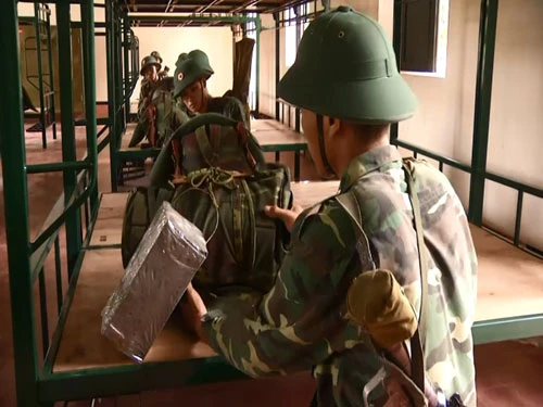 Sắp đặt quân tư trang, sẵn sàng lên đường hành quân. Quán triệt mệnh lệnh hành quân. Hành quân xa đi trên nền bê tông cứng Ngoài quân tư trang và trang bị chiến đấu cá nhân, các chiến sĩ còn phối hợp mang theo nhiều dụng cụ, trang bị khác. Đường xa, dặm thẳng, đèo cao, vực thẳm không làm chiến sĩ sờn lòng. Các chiến sĩ phối hợp "cõng" ĐKZ, một loại hỏa lực mạnh đi cùng bộ binh. Vượt qua đường tràn khi cơn mưa vừa tạnh. Lũ từ đầu nguồn đổ về khiến khe cạn đầy "hoa sóng". Sắp đặt quân tư trang, sẵn sàng lên đường hành quân. Quán triệt mệnh lệnh hành quân. Hành quân xa đi trên nền bê tông cứng Ngoài quân tư trang và trang bị chiến đấu cá nhân, các chiến sĩ còn phối hợp mang theo nhiều dụng cụ, trang bị khác. Đường xa, dặm thẳng, đèo cao, vực thẳm không làm chiến sĩ sờn lòng. Các chiến sĩ phối hợp "cõng" ĐKZ, một loại hỏa lực mạnh đi cùng bộ binh. Vượt qua đường tràn khi cơn mưa vừa tạnh. Lũ từ đầu nguồn đổ về khiến khe cạn đầy "hoa sóng".