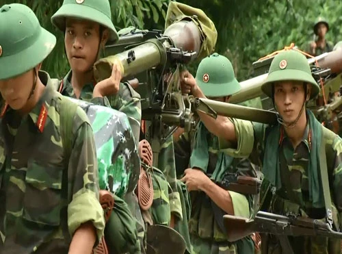 Sắp đặt quân tư trang, sẵn sàng lên đường hành quân. Quán triệt mệnh lệnh hành quân. Hành quân xa đi trên nền bê tông cứng Ngoài quân tư trang và trang bị chiến đấu cá nhân, các chiến sĩ còn phối hợp mang theo nhiều dụng cụ, trang bị khác. Đường xa, dặm thẳng, đèo cao, vực thẳm không làm chiến sĩ sờn lòng. Các chiến sĩ phối hợp "cõng" ĐKZ, một loại hỏa lực mạnh đi cùng bộ binh. Vượt qua đường tràn khi cơn mưa vừa tạnh. Lũ từ đầu nguồn đổ về khiến khe cạn đầy "hoa sóng". Sắp đặt quân tư trang, sẵn sàng lên đường hành quân. Quán triệt mệnh lệnh hành quân. Hành quân xa đi trên nền bê tông cứng Ngoài quân tư trang và trang bị chiến đấu cá nhân, các chiến sĩ còn phối hợp mang theo nhiều dụng cụ, trang bị khác. Đường xa, dặm thẳng, đèo cao, vực thẳm không làm chiến sĩ sờn lòng. Các chiến sĩ phối hợp "cõng" ĐKZ, một loại hỏa lực mạnh đi cùng bộ binh. Vượt qua đường tràn khi cơn mưa vừa tạnh. Lũ từ đầu nguồn đổ về khiến khe cạn đầy "hoa sóng".