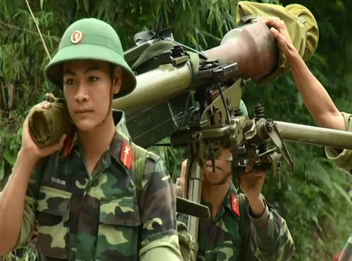 Sắp đặt quân tư trang, sẵn sàng lên đường hành quân. Quán triệt mệnh lệnh hành quân. Hành quân xa đi trên nền bê tông cứng Ngoài quân tư trang và trang bị chiến đấu cá nhân, các chiến sĩ còn phối hợp mang theo nhiều dụng cụ, trang bị khác. Đường xa, dặm thẳng, đèo cao, vực thẳm không làm chiến sĩ sờn lòng. Các chiến sĩ phối hợp "cõng" ĐKZ, một loại hỏa lực mạnh đi cùng bộ binh. Vượt qua đường tràn khi cơn mưa vừa tạnh. Lũ từ đầu nguồn đổ về khiến khe cạn đầy "hoa sóng". Sắp đặt quân tư trang, sẵn sàng lên đường hành quân. Quán triệt mệnh lệnh hành quân. Hành quân xa đi trên nền bê tông cứng Ngoài quân tư trang và trang bị chiến đấu cá nhân, các chiến sĩ còn phối hợp mang theo nhiều dụng cụ, trang bị khác. Đường xa, dặm thẳng, đèo cao, vực thẳm không làm chiến sĩ sờn lòng. Các chiến sĩ phối hợp "cõng" ĐKZ, một loại hỏa lực mạnh đi cùng bộ binh. Vượt qua đường tràn khi cơn mưa vừa tạnh. Lũ từ đầu nguồn đổ về khiến khe cạn đầy "hoa sóng".