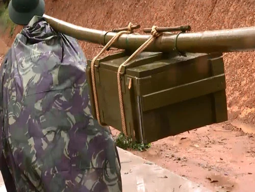 Sắp đặt quân tư trang, sẵn sàng lên đường hành quân. Quán triệt mệnh lệnh hành quân. Hành quân xa đi trên nền bê tông cứng Ngoài quân tư trang và trang bị chiến đấu cá nhân, các chiến sĩ còn phối hợp mang theo nhiều dụng cụ, trang bị khác. Đường xa, dặm thẳng, đèo cao, vực thẳm không làm chiến sĩ sờn lòng. Các chiến sĩ phối hợp "cõng" ĐKZ, một loại hỏa lực mạnh đi cùng bộ binh. Vượt qua đường tràn khi cơn mưa vừa tạnh. Lũ từ đầu nguồn đổ về khiến khe cạn đầy "hoa sóng". Sắp đặt quân tư trang, sẵn sàng lên đường hành quân. Quán triệt mệnh lệnh hành quân. Hành quân xa đi trên nền bê tông cứng Ngoài quân tư trang và trang bị chiến đấu cá nhân, các chiến sĩ còn phối hợp mang theo nhiều dụng cụ, trang bị khác. Đường xa, dặm thẳng, đèo cao, vực thẳm không làm chiến sĩ sờn lòng. Các chiến sĩ phối hợp "cõng" ĐKZ, một loại hỏa lực mạnh đi cùng bộ binh. Vượt qua đường tràn khi cơn mưa vừa tạnh. Lũ từ đầu nguồn đổ về khiến khe cạn đầy "hoa sóng".