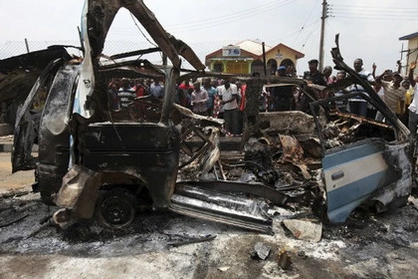 Va phải mìn, xe buýt bị xé đôi, hàng chục người thiệt mạng ảnh 1