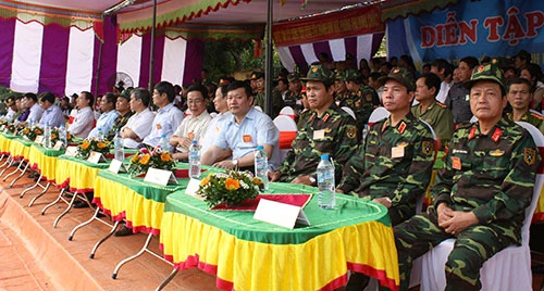 Các đại biểu dự và chỉ đạo cuộc diễn tập. Lực lượng cảnh sát 113 Công an tỉnh Hưng Yên triển khai đội hình "chiến đấu". Tiếp đó là đội hình của lực lượng cảnh sát cơ động. Triển khai đội hình từ trên cao. Trinh sát đặc nhiệm trấn áp "khủng bố" vòng ngoài. Những phần tử khủng bốbị khống chế. Tình huống cháy nổ được đặt ra... Lực lượng Cảnh sát Phòng cháy, chữa cháy cũng có mặt kịp thời để xử trí tình huống.