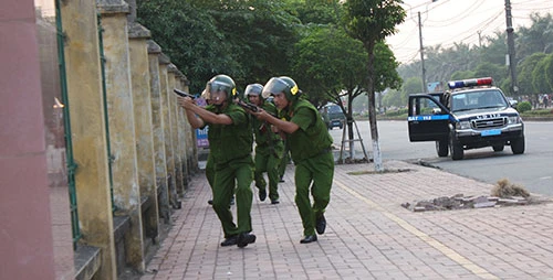 Các đại biểu dự và chỉ đạo cuộc diễn tập. Lực lượng cảnh sát 113 Công an tỉnh Hưng Yên triển khai đội hình "chiến đấu". Tiếp đó là đội hình của lực lượng cảnh sát cơ động. Triển khai đội hình từ trên cao. Trinh sát đặc nhiệm trấn áp "khủng bố" vòng ngoài. Những phần tử khủng bốbị khống chế. Tình huống cháy nổ được đặt ra... Lực lượng Cảnh sát Phòng cháy, chữa cháy cũng có mặt kịp thời để xử trí tình huống.