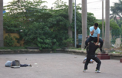 Các đại biểu dự và chỉ đạo cuộc diễn tập. Lực lượng cảnh sát 113 Công an tỉnh Hưng Yên triển khai đội hình "chiến đấu". Tiếp đó là đội hình của lực lượng cảnh sát cơ động. Triển khai đội hình từ trên cao. Trinh sát đặc nhiệm trấn áp "khủng bố" vòng ngoài. Những phần tử khủng bốbị khống chế. Tình huống cháy nổ được đặt ra... Lực lượng Cảnh sát Phòng cháy, chữa cháy cũng có mặt kịp thời để xử trí tình huống.