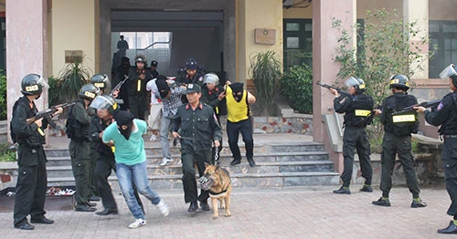 Các đại biểu dự và chỉ đạo cuộc diễn tập. Lực lượng cảnh sát 113 Công an tỉnh Hưng Yên triển khai đội hình "chiến đấu". Tiếp đó là đội hình của lực lượng cảnh sát cơ động. Triển khai đội hình từ trên cao. Trinh sát đặc nhiệm trấn áp "khủng bố" vòng ngoài. Những phần tử khủng bốbị khống chế. Tình huống cháy nổ được đặt ra... Lực lượng Cảnh sát Phòng cháy, chữa cháy cũng có mặt kịp thời để xử trí tình huống.