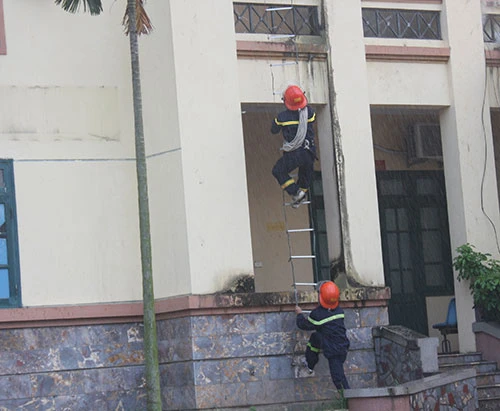 Các đại biểu dự và chỉ đạo cuộc diễn tập. Lực lượng cảnh sát 113 Công an tỉnh Hưng Yên triển khai đội hình "chiến đấu". Tiếp đó là đội hình của lực lượng cảnh sát cơ động. Triển khai đội hình từ trên cao. Trinh sát đặc nhiệm trấn áp "khủng bố" vòng ngoài. Những phần tử khủng bốbị khống chế. Tình huống cháy nổ được đặt ra... Lực lượng Cảnh sát Phòng cháy, chữa cháy cũng có mặt kịp thời để xử trí tình huống.