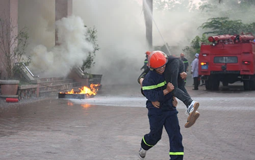 Các đại biểu dự và chỉ đạo cuộc diễn tập. Lực lượng cảnh sát 113 Công an tỉnh Hưng Yên triển khai đội hình "chiến đấu". Tiếp đó là đội hình của lực lượng cảnh sát cơ động. Triển khai đội hình từ trên cao. Trinh sát đặc nhiệm trấn áp "khủng bố" vòng ngoài. Những phần tử khủng bốbị khống chế. Tình huống cháy nổ được đặt ra... Lực lượng Cảnh sát Phòng cháy, chữa cháy cũng có mặt kịp thời để xử trí tình huống.