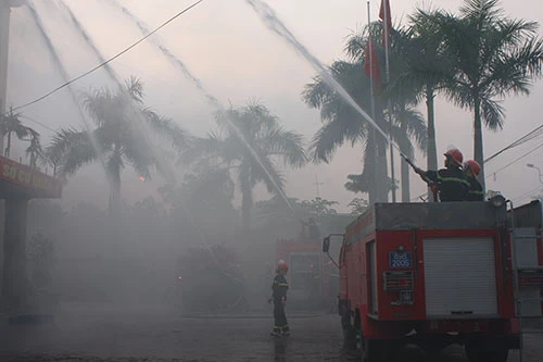 Các đại biểu dự và chỉ đạo cuộc diễn tập. Lực lượng cảnh sát 113 Công an tỉnh Hưng Yên triển khai đội hình "chiến đấu". Tiếp đó là đội hình của lực lượng cảnh sát cơ động. Triển khai đội hình từ trên cao. Trinh sát đặc nhiệm trấn áp "khủng bố" vòng ngoài. Những phần tử khủng bốbị khống chế. Tình huống cháy nổ được đặt ra... Lực lượng Cảnh sát Phòng cháy, chữa cháy cũng có mặt kịp thời để xử trí tình huống.