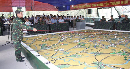 Đại tá Chu Anh Thuyên, Chỉ huy trưởng Bộ CHQS tỉnh Hưng yên báo cáo Quyết tâm tác chiến phòng thủ tại Hội nghị Thường trực tỉnhủy và Đảng ủy Quân sự tỉnh.