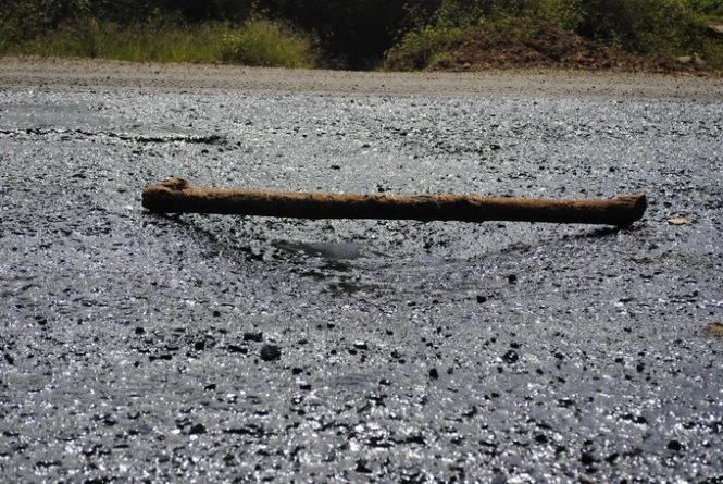 Nhiều vị trí ổ gà vũng sâu nhiều centimet vẫn được tưới nhựa để chuẩn bị thảm bêtông nhựa - ẢNH: BÁ SƠN Nhiều vị trí ổ gà vũng sâu nhiều centimet vẫn được tưới nhựa để chuẩn bị thảm bêtông nhựa - ẢNH: BÁ SƠN