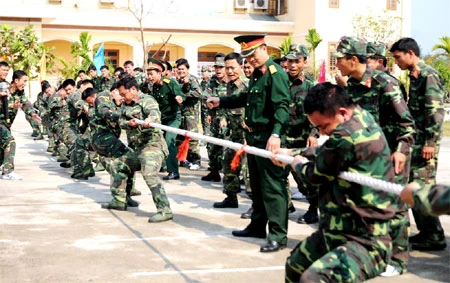 Luyện tập võ thuật tay không. Thực hành kỹ thuật vượt tường nhà cao tầng, tiếp cận mục tiêu. Biểu diễn tiết mục vận nội công của bộ đội trinh sát. Biểu diễn kỹ thuật chiến đấu chống toán, nhóm địch. Trò chơi thể thao rèn luyện thể lực của bộ đội.