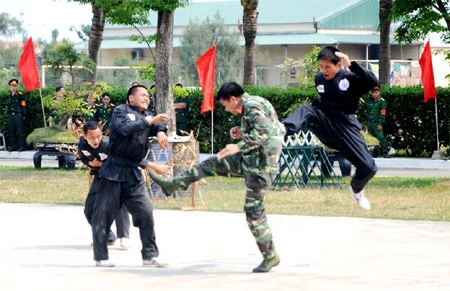 Luyện tập võ thuật tay không. Thực hành kỹ thuật vượt tường nhà cao tầng, tiếp cận mục tiêu. Biểu diễn tiết mục vận nội công của bộ đội trinh sát. Biểu diễn kỹ thuật chiến đấu chống toán, nhóm địch. Trò chơi thể thao rèn luyện thể lực của bộ đội.