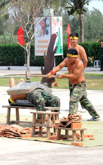 Luyện tập võ thuật tay không. Thực hành kỹ thuật vượt tường nhà cao tầng, tiếp cận mục tiêu. Biểu diễn tiết mục vận nội công của bộ đội trinh sát. Biểu diễn kỹ thuật chiến đấu chống toán, nhóm địch. Trò chơi thể thao rèn luyện thể lực của bộ đội.