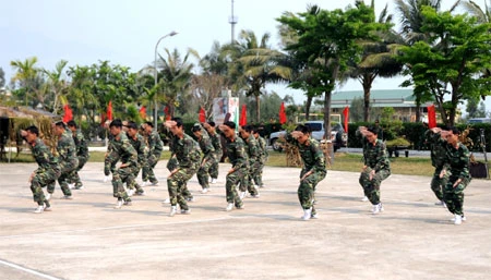 Luyện tập võ thuật tay không. Thực hành kỹ thuật vượt tường nhà cao tầng, tiếp cận mục tiêu. Biểu diễn tiết mục vận nội công của bộ đội trinh sát. Biểu diễn kỹ thuật chiến đấu chống toán, nhóm địch. Trò chơi thể thao rèn luyện thể lực của bộ đội.