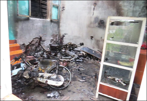 'Ngáo đá' châm lửa đốt nhà, dí dao vào cổ con trai dọa giết ảnh 1