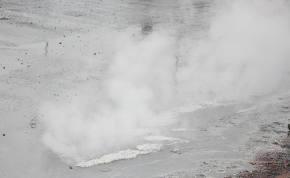 Hoảng loạn vì xe chở acid lật nhào giữa vòng xoay ảnh 2