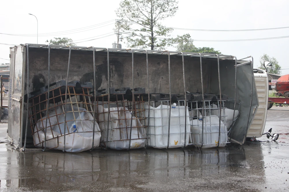 Chiếc xe tải chở acid bị lật 