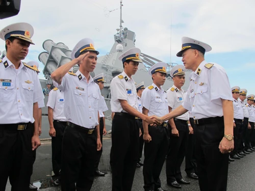 Tàu HQ-012 chuẩn bị rời cảng Chuẩn đô đốc Nguyễn Văn Kiệm thay mặt đoàn chia tay cán bộ và chiến sĩ Vùng 4 Hải quân Lễ tiễn tàu HQ-011 và HQ-012 tại Quân cảng Cam Ranh chiều 5-11