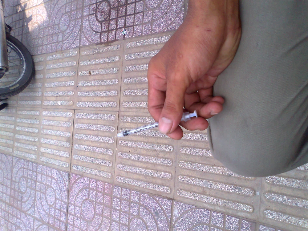 Chạy bộ đuổi theo gần 2km rồi hạ gục tên trộm thủ kim tiêm ảnh 2