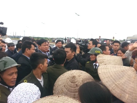 Dân quây Bộ trưởng phản ánh nỗi <a href='https://plo.vn/tu-khoa.html?q=bức xúc' title='bức xúc'>bức xúc</a>.