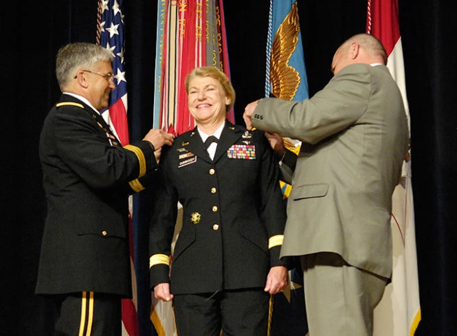 Bà Ann Dunwoody, người phụ nữ đầu tiên trở thành tướng bốn sao trong quân đội Mỹ, tươi cười trong lễ phong hàm tháng 11-2008 - Ảnh: Defense.gov