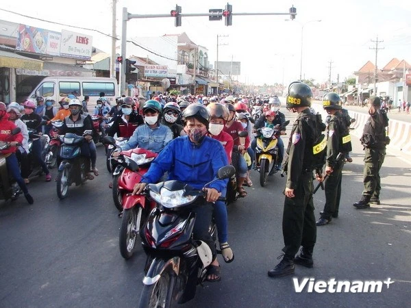 Bình Dương tung lực lượng bảo đảm an toàn cho du khách rời Đại Nam ảnh 1