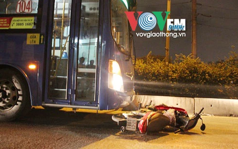 Mắc kẹt dưới gầm xe buýt, thanh niên may mắn thoát chết ảnh 1