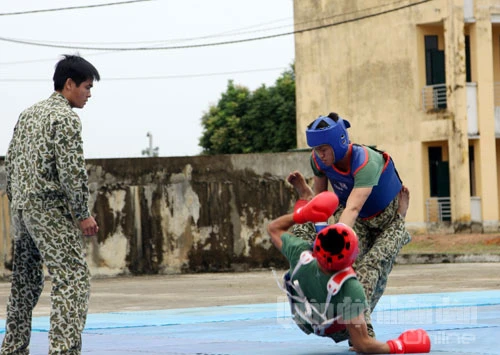 Mãn nhãn xem bộ đội Đặc công trình diễn võ thuật ảnh 16 Một cặp đôi học viên năm thứ nhất của Trường Sĩ quan Đặc công thi đấu võ chiến đấu tay không.